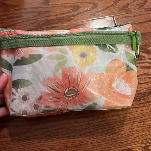 SOLD⭐️Thirty-one cosmetics bag - Picture 2 of 7